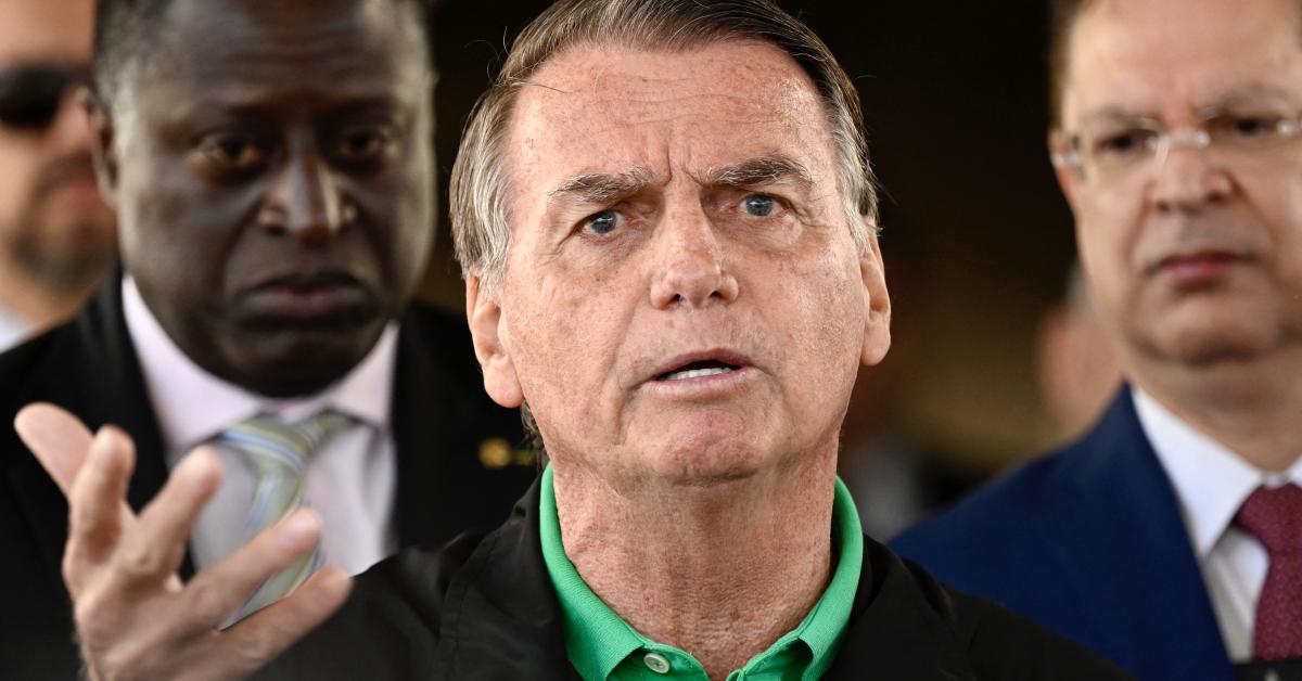 Bolsonaro hospitalized in intensive care unit with pneumonia