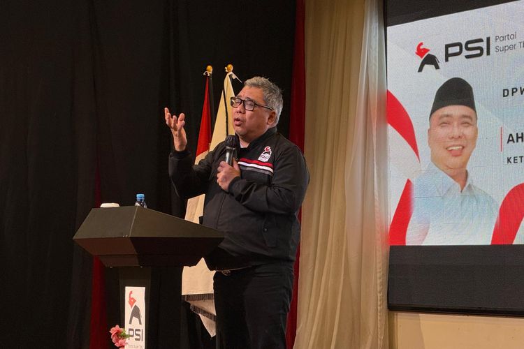 Ketua Harian PSI Ahmad Ali saat memberi arahan dalam Rakorwil PSI Se-Kepri di Batam, Kepri, Sabtu (22/11/2025).