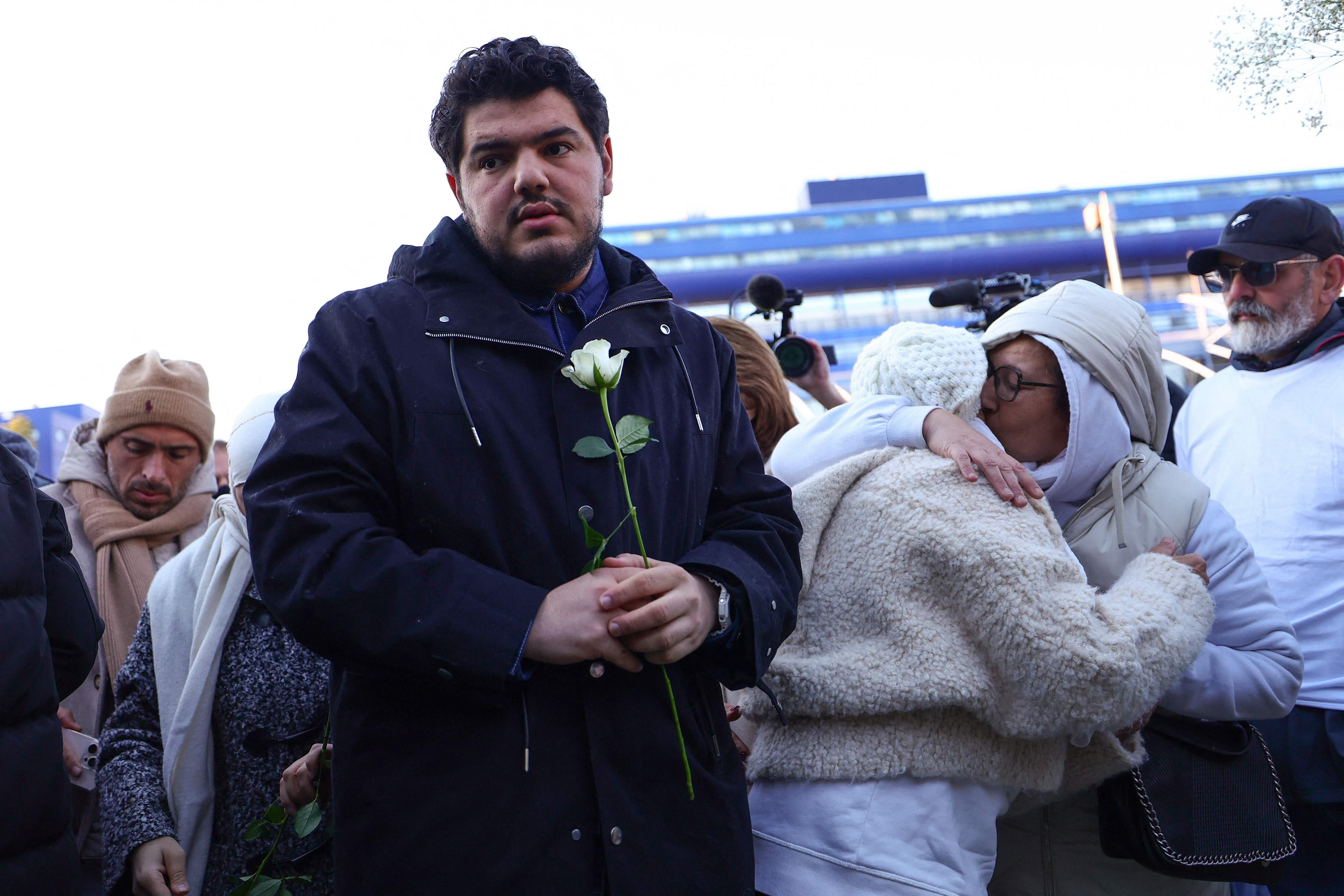 Amine Kessaci et sa famille lors du rassemblement en hommage à son frère Mehdi, assassiné, à Marseille, le 22 novembre.