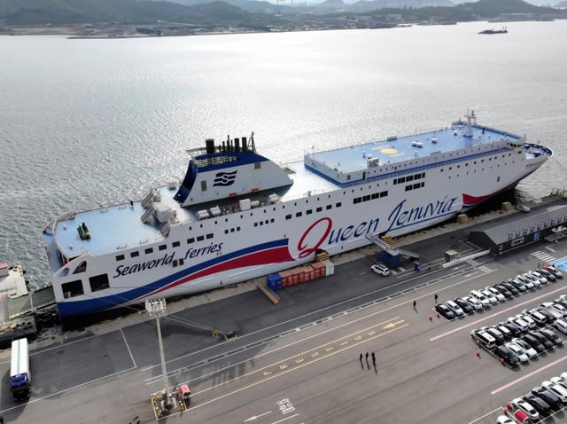 20일 전남 목포시 삼학부두에 2만6000t급 여객선 퀸제누비아2호가 정박돼 있다. 연합뉴스