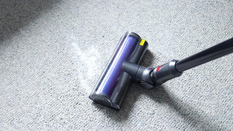 Dyson's Popular Cordless Vacuum Is $300 Off For Black Friday