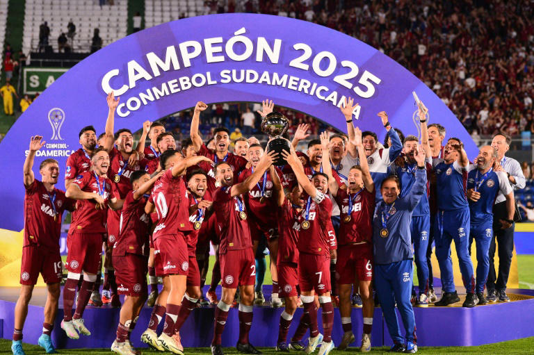 Jogadores do Lanús comemoram após a vitória na final da Copa Sul-Americana entre o Lanús, da Argentina, e o Atlético-MG no estádio Defensores del Chaco, em Assunção, em 22 de novembro de 2025.
