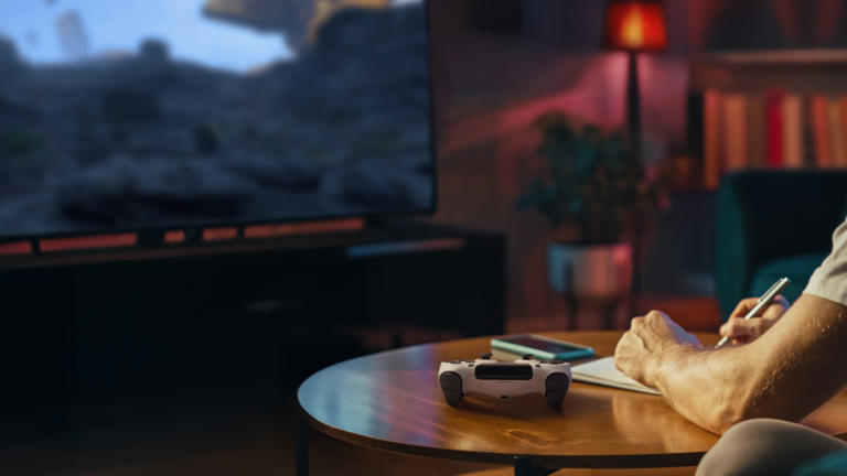 человек читает отзывы о видеоиграх на форуме