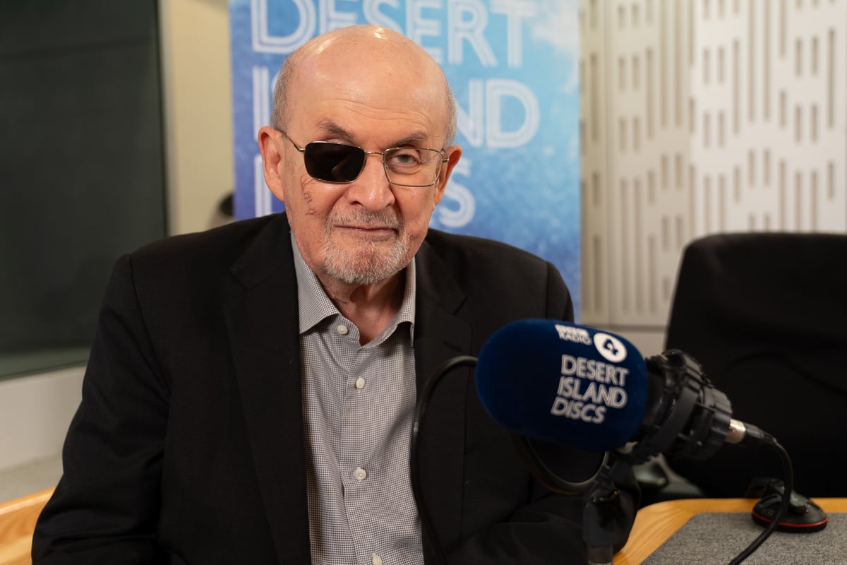 salman-rushdie-joins-backlash-against-barbican-over-arts-chief-s-exit