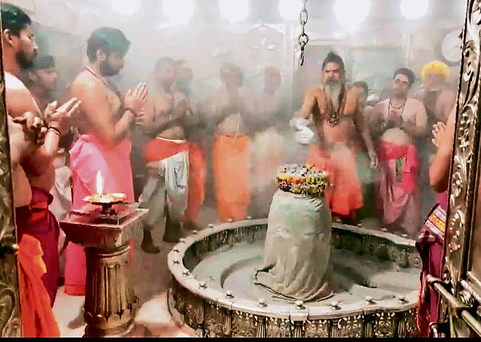 Mahakaleshwar: Investigations/FIRs exposed staff taking money for privileged entry (Bhasmaarti/paid darshan), and police shut down multiple fake accommodation/booking websites in mid-2025 after devotees complained