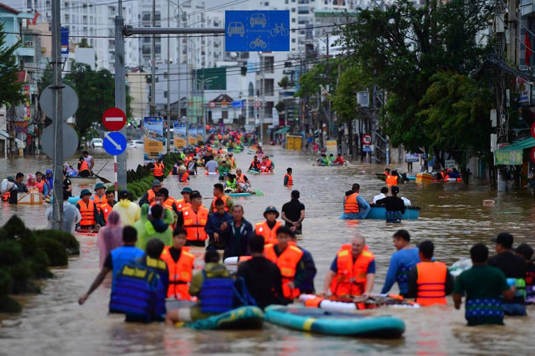 Vietnam flood death toll rises to 90: environment ministry