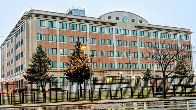 Only 776 FAA staff get Trump's $10,000 bonus as unions protest