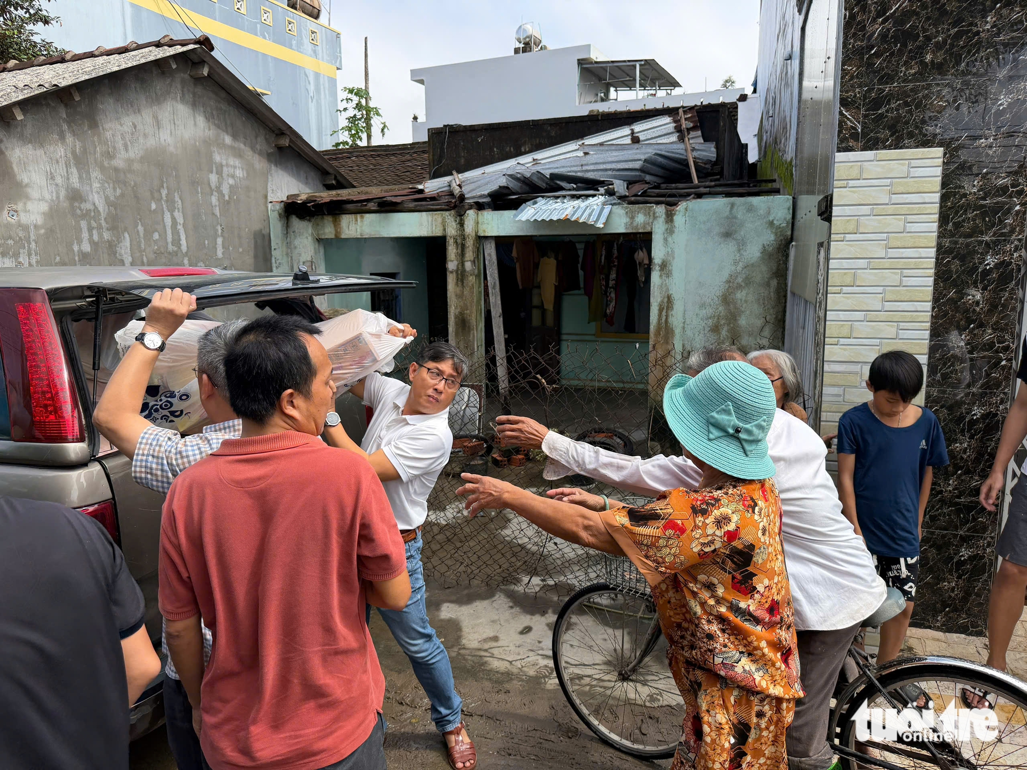 Tuổi Trẻ tiếp tục trao 100 phần quà khẩn cấp cho rốn lũ Đông Hòa