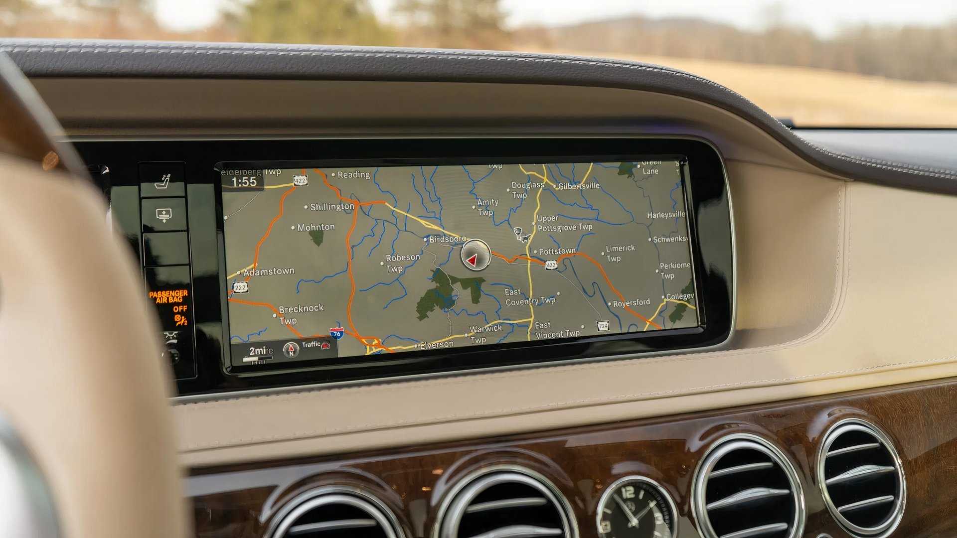 2014 mercedes-benz s550 sedan close-up shot of the navigation system