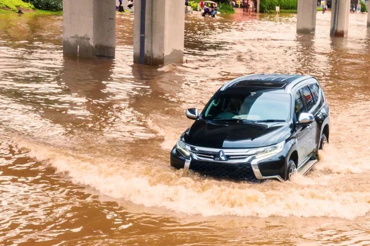 Jangan Panik! 7 Langkah Penyelamatan Saat Mobil Terseret Banjir