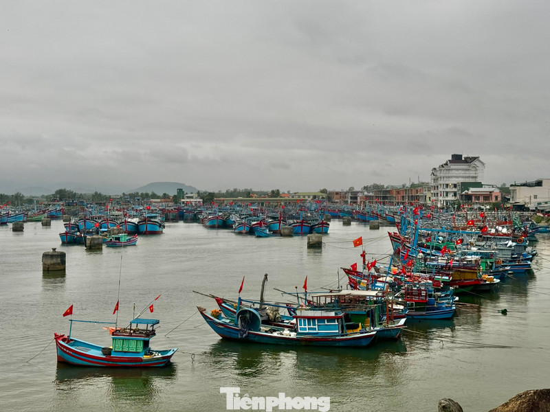 Cảng cá ở Quảng Ngãi vắng ngắt, hàng nghìn tàu thuyền ‘nằm bờ’ vì biển động