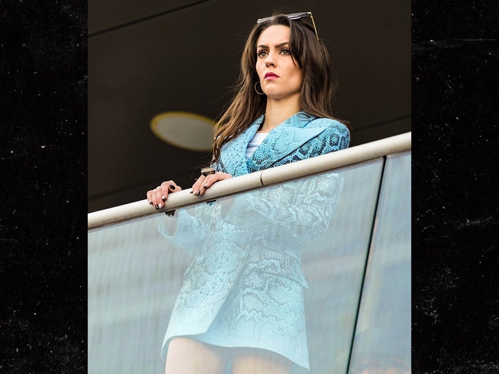 La novia de Bill Belichick presume piernas y estilo en el partido UNC-Duke