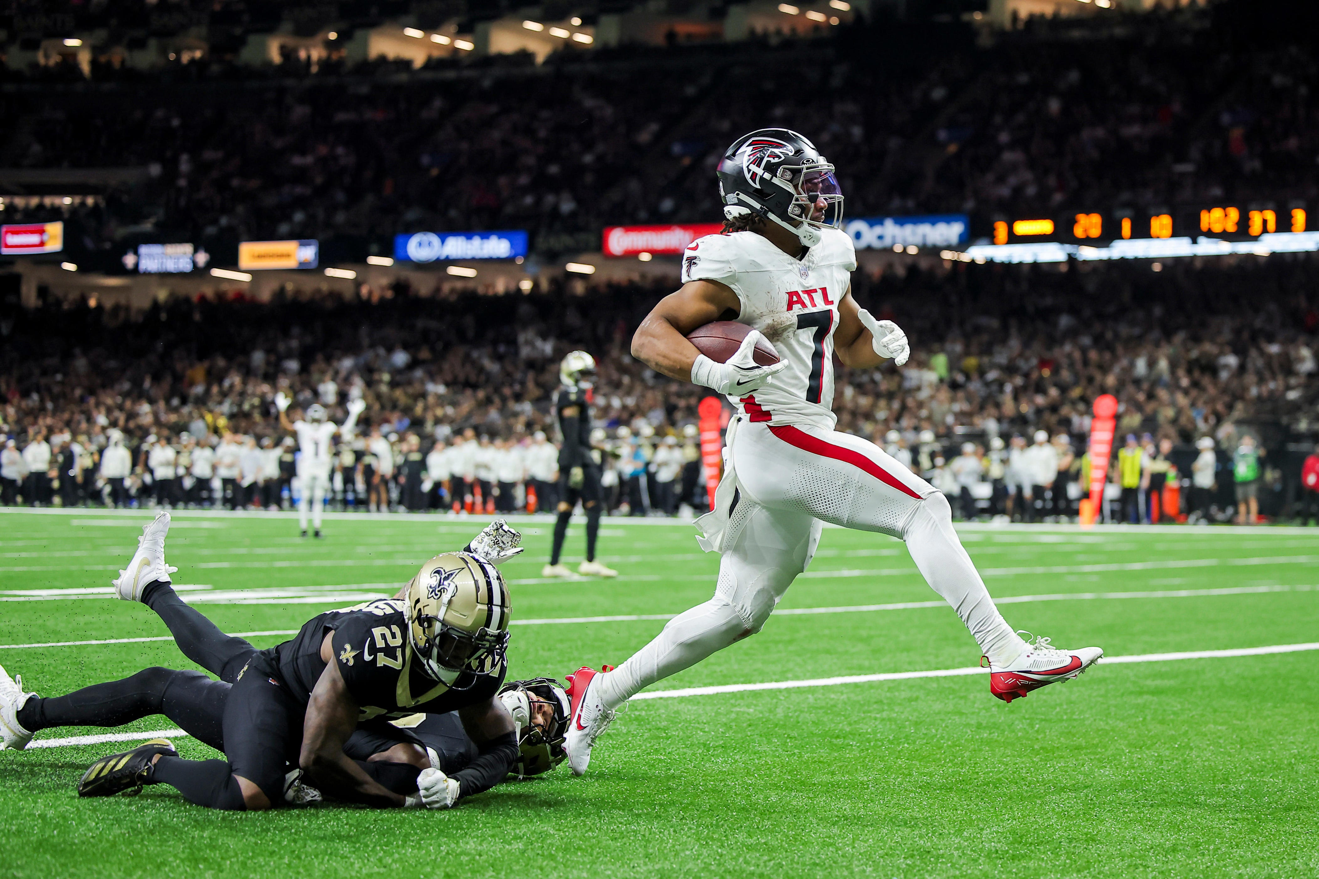 NEW ORLEANS, LOUISIANA - NOVEMBER 10: Bijan Robinson #7 of the Atlanta Falcons runs with the ball for a touchdown during the third quarter against the New Orleans Saints at Caesars Superdome on November 10, 2024 in New Orleans, Louisiana. (Photo by Jonathan Bachman/Getty Images)