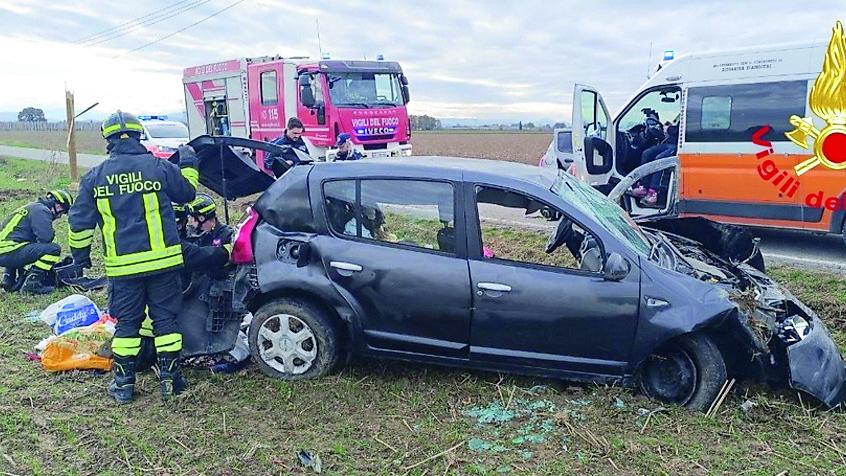Auto esce di strada e finisce nel fosso: donna di 50 anni in prognosi ...