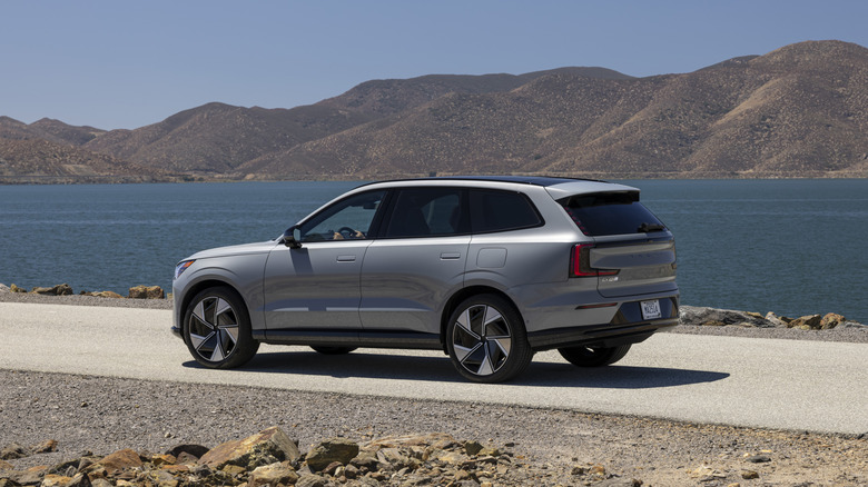 Volvo EX90 parked by a lake in the desert