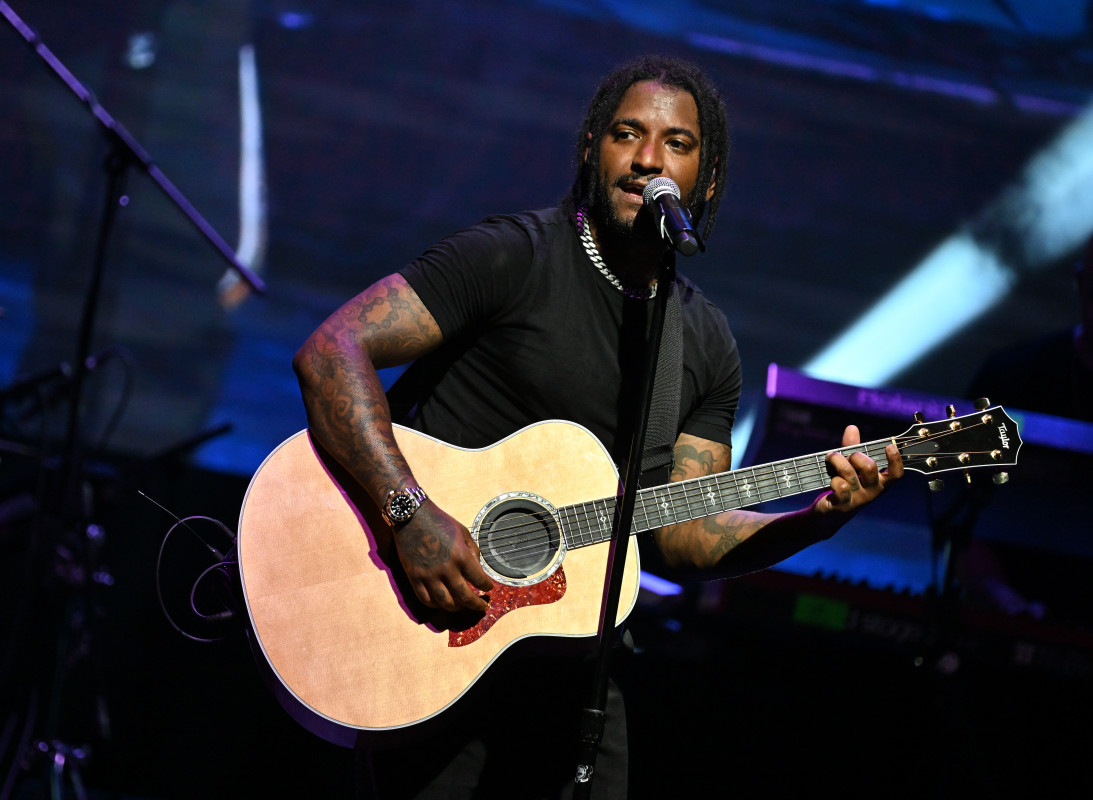 R&B Star Lloyd Faceplanted Onstage and the Video Is Wild: ‘All My Cool ...