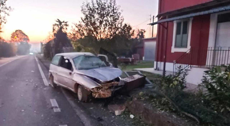 Finisce fuori strada con l'auto e si schianta contro un muretto ...