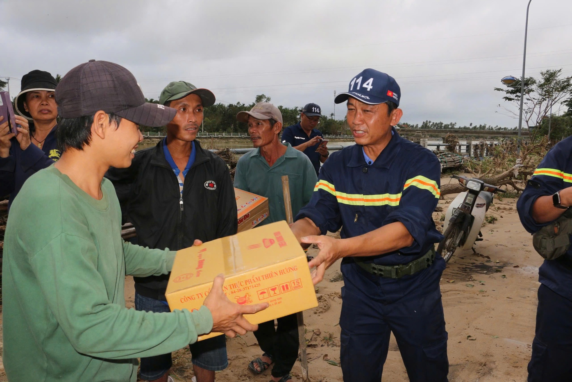 Công an TP.HCM chi viện tỉnh Đắk Lắk, hỗ trợ công tác cứu hộ, dọn dẹp sau lũ