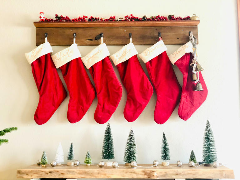 8. Colgar calcetines de Navidad
