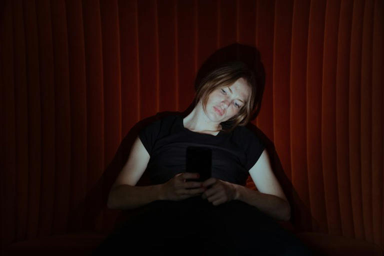 8 Psychological Tricks to Stop Checking Their Social Media
