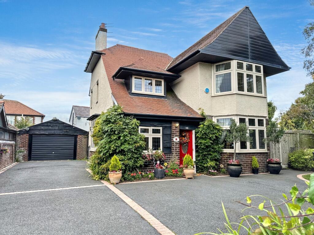 23 stunning pictures of this spacious 3‑bed Poulton-le-Fylde detached ...