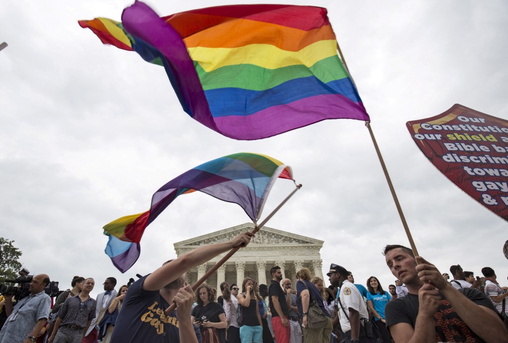 Supreme Court rejects Kim Davis bid to overturn ruling legalizing same ...