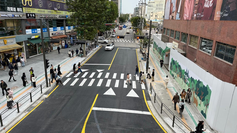 보행환경을 개선한 서울 성수역 2번 출입구 일대 모습.성동구 제공