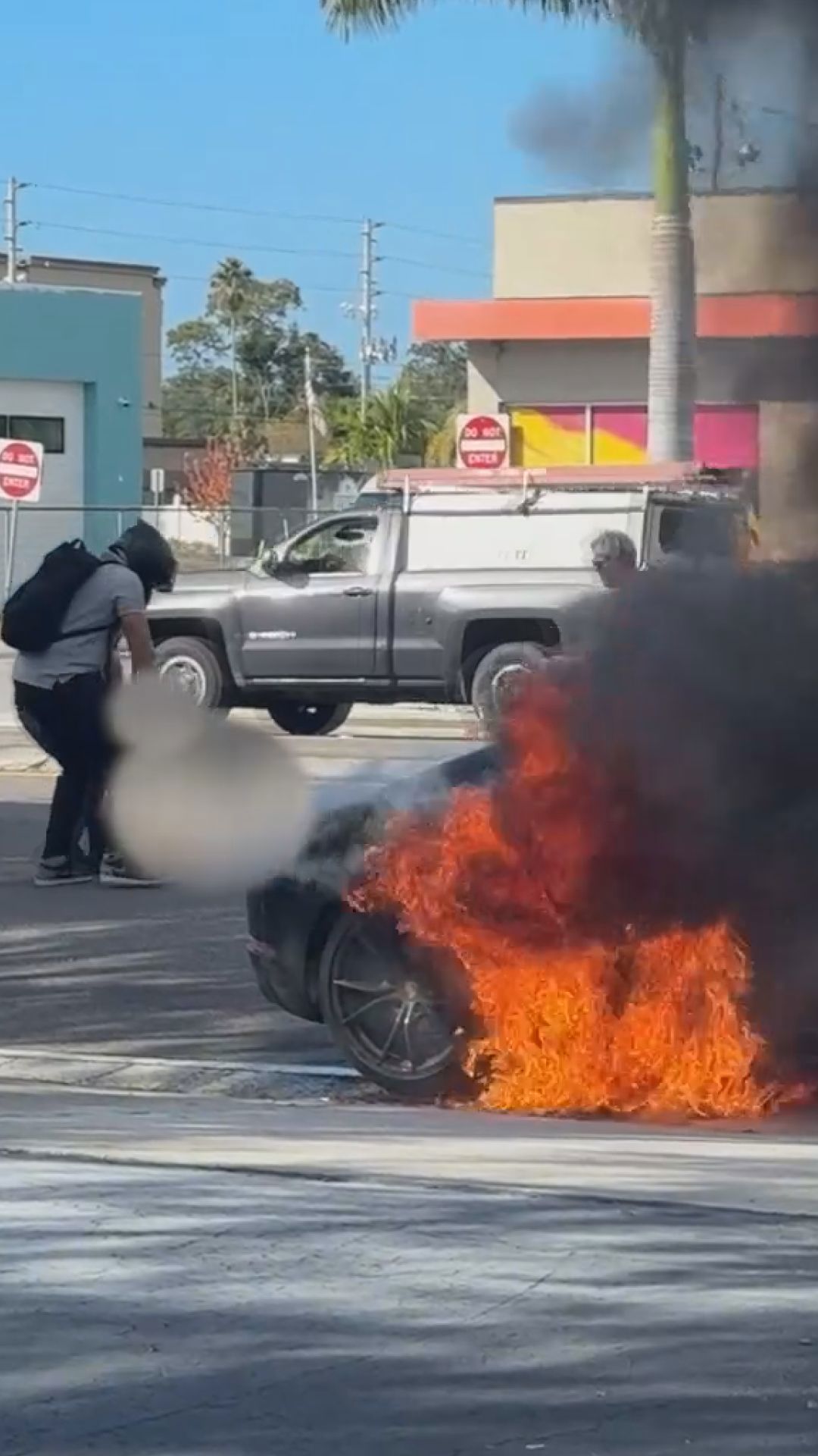 Good Samaritans rescue driver from burning car in Florida