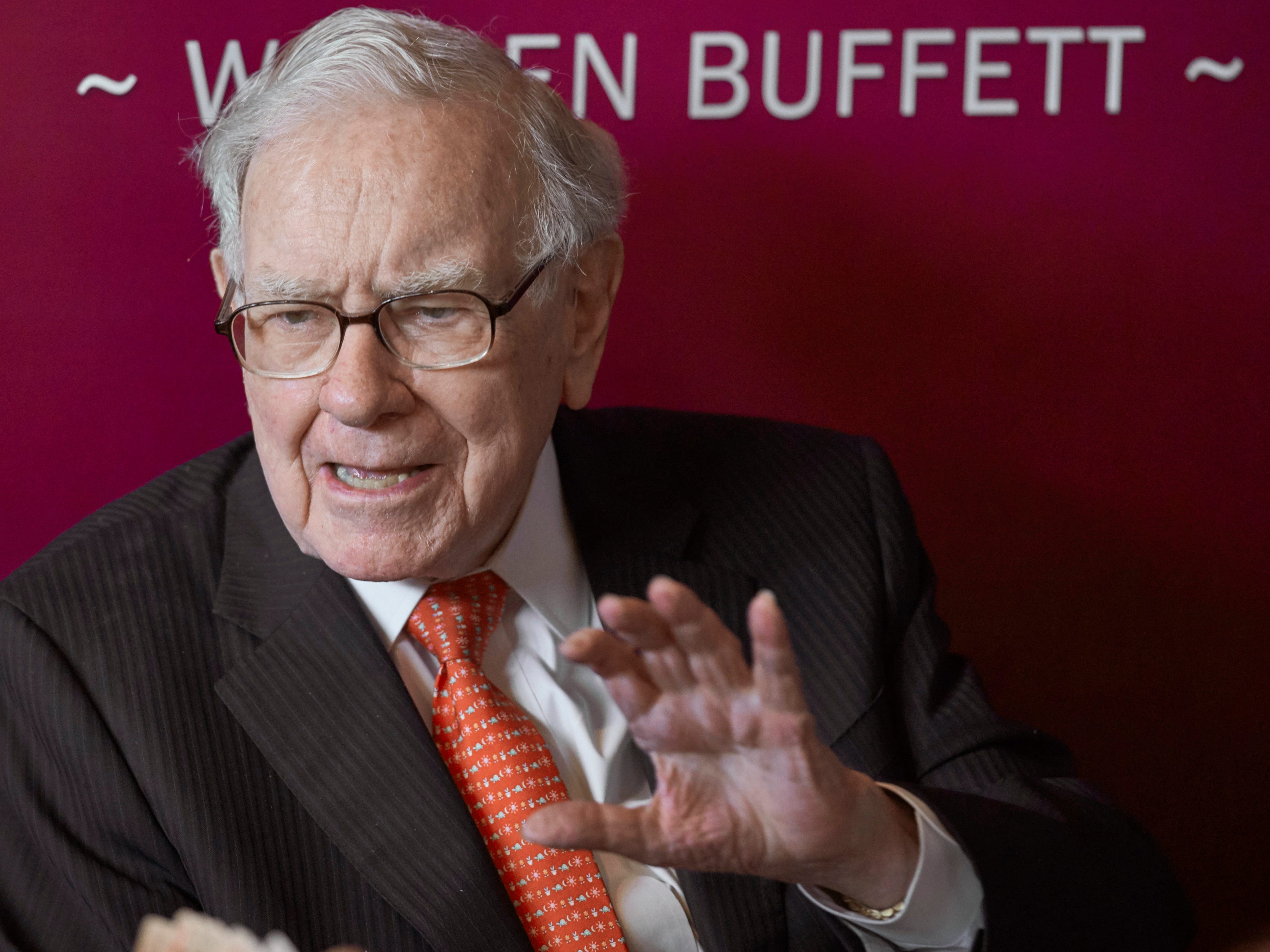 Warren Buffett shares his biggest leadership lessons after decades at ...