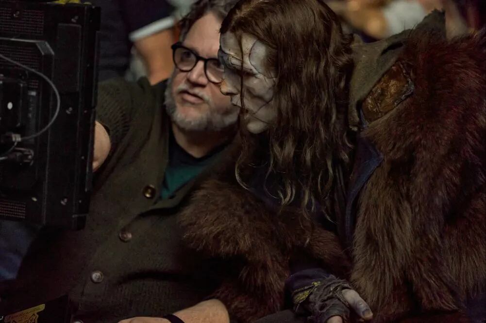 Jacob Elordi y Guillermo del Toro en el rodaje de Frankenstein. Foto: Netflix