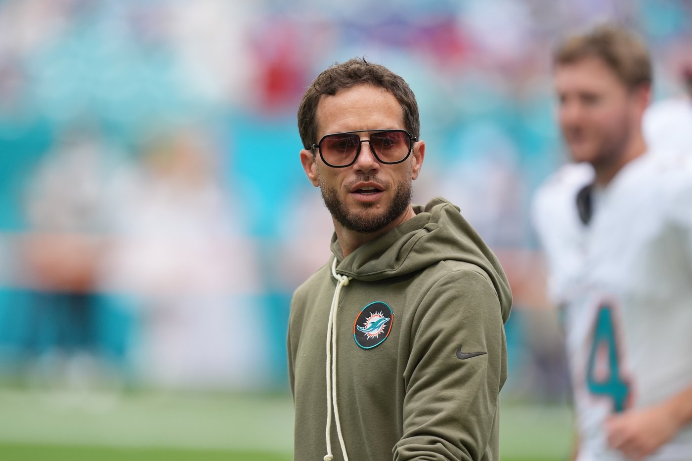 Mike McDaniel laughs off viral photo as Dolphins find joy and belief in