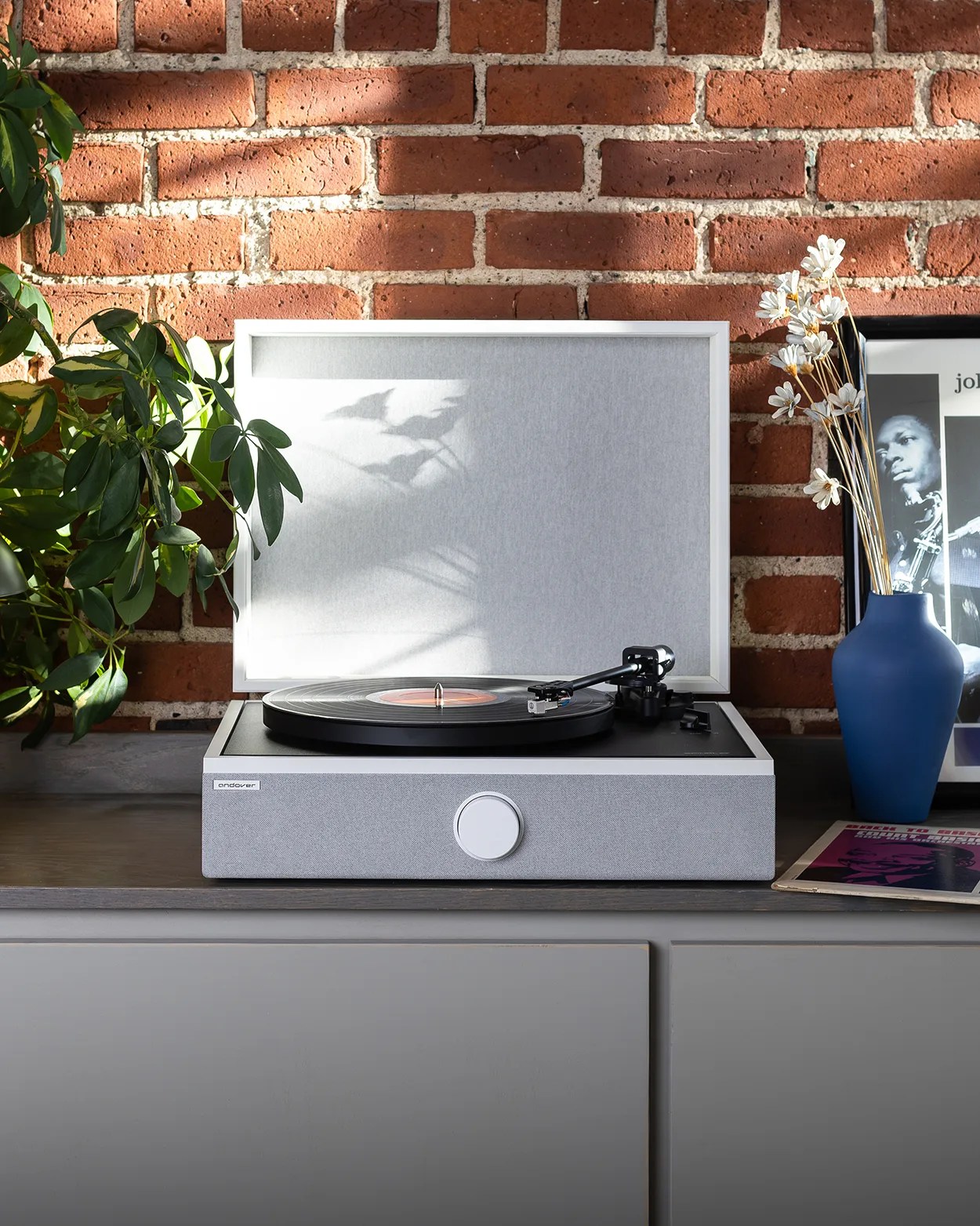 This Beautiful Turntable Has a Unique Design That Makes Listening to ...
