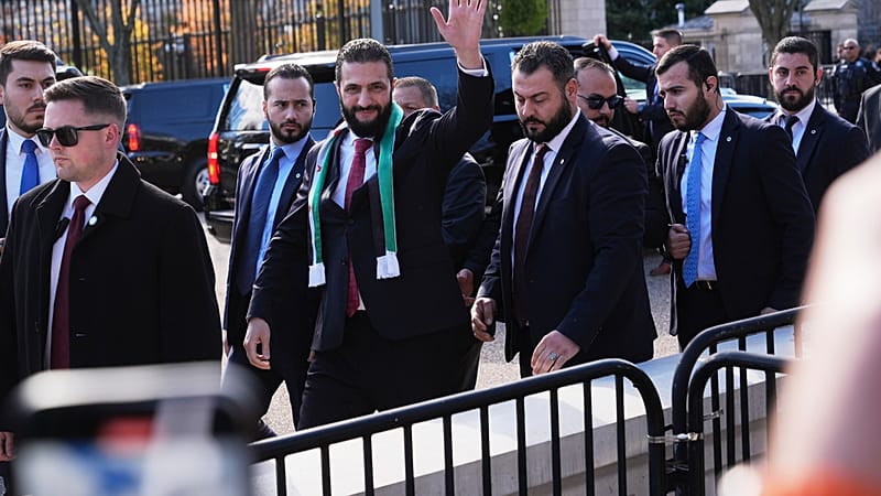 الرئيس السوري أحمد الشرع يلوح بيده أثناء تحيته لأنصاره خارج البيت الأبيض، يوم الاثنين 10 نوفمبر 2025، في واشنطن، عقب اجتماع مع الرئيس الأمريكي دونالد ترامب.