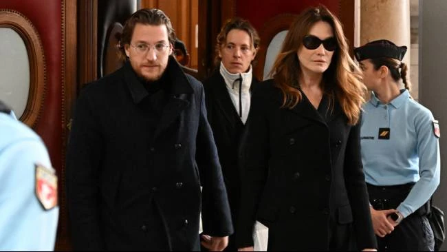 Istri mantan Presiden Prancis Nicolas Sarkozy, Carla Bruni-Sarkozy, dan putranya, Jean Sarkozy, meninggalkan pengadilan Paris sebelum memutuskan apakah akan membebaskan Sarkozy dari penjara, kurang dari tiga minggu setelah ia mulai menjalani hukuman lima tahun atas tuduhan konspirasi kriminal dalam skema untuk mendanai kampanye pemilu 2007 dengan dana dari Libya, Senin, 10 November 2025 di Paris.