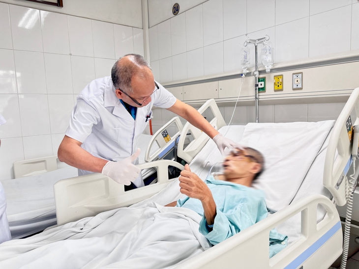 Cứu gương mặt bị dập nát cho người đàn ông bước hụt xuống hố thang máy