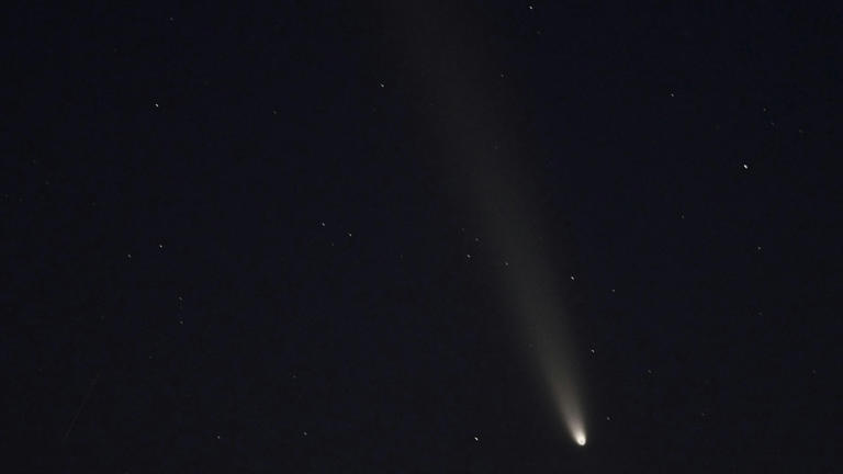 3I/ATLAS 'Hiding' Its Tail? First Video of Glowing 'Tailless' Comet ...