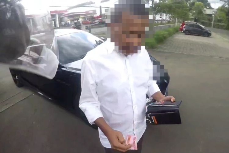 Penumpang mobil mewah yang melanggar lalu lintas mencoba menyuap anggota Satlantas Polres Bogor di Jalur Puncak. Tangkapan layar video dok polisi