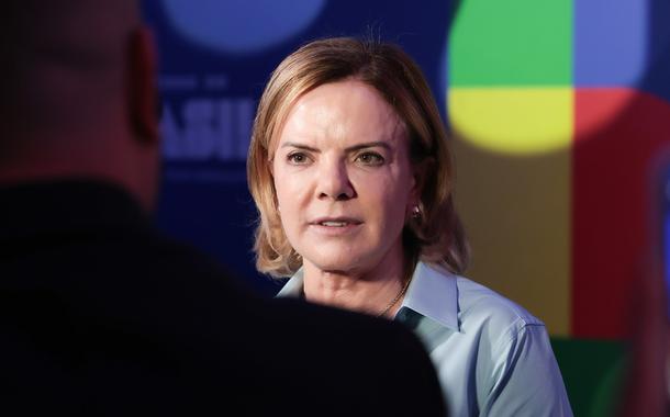 Selic a 15% 'n&atilde;o guarda rela&ccedil;&atilde;o com a realidade', critica Gleisi