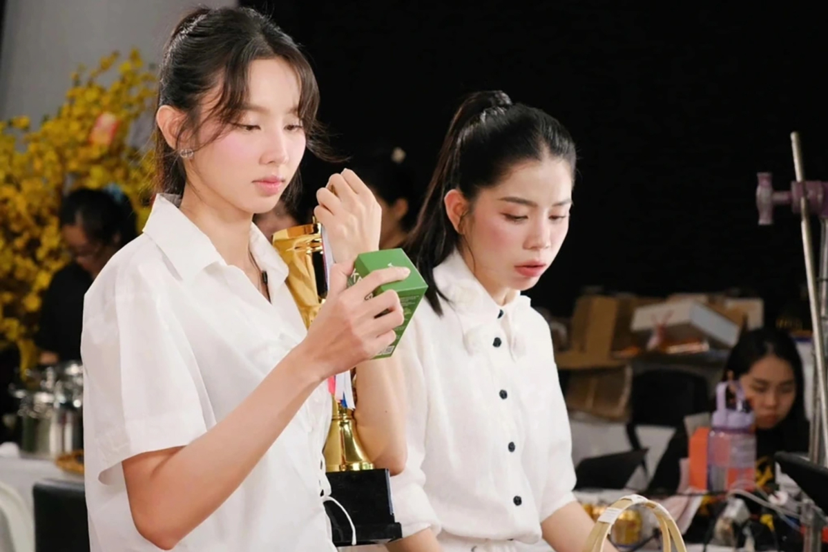 Hoa hậu Thùy Tiên (trái) và Hằng Du Mục trong một buổi bán hàng.