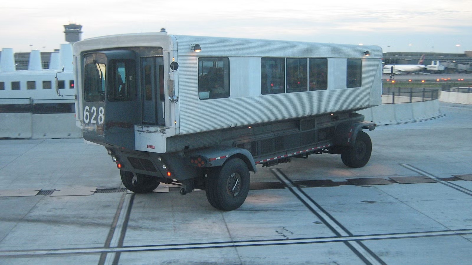 Xe chở khách lao vào sảnh sân bay Mỹ, 18 người bị thương