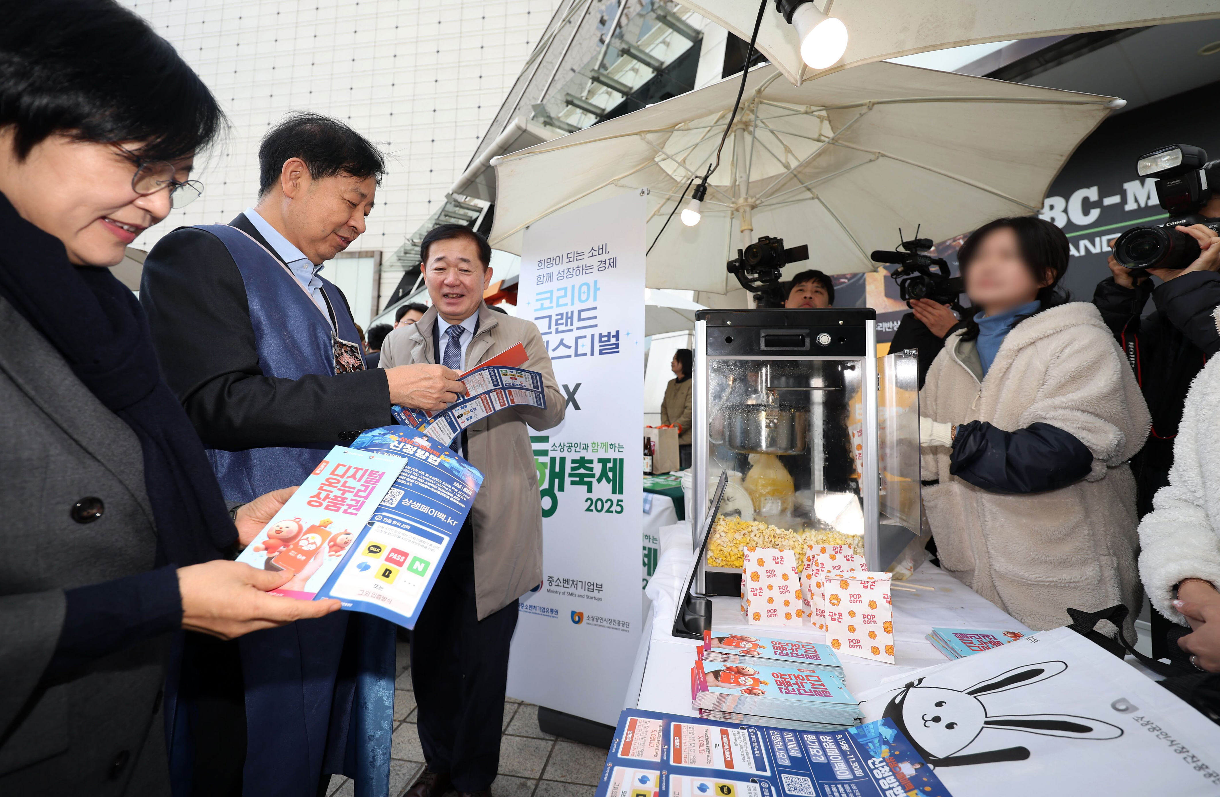 지난 2일 서울 중구 두타몰 광장에서 코리아 그랜드 페스티벌의 일환으로 열린 소상공인 우수제품 판매전 '모두의 동행' 행사에서 구윤철 기획재정부 장관(왼쪽에서 두 번째)과 한성숙 중소벤처기업부 장관(왼쪽에서 첫 번째)이 디지털온누리상품권 및 상생페이백 관련 홍보물을 살펴보고 있다. /뉴시스