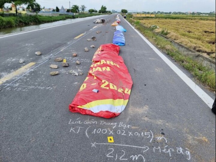 Khởi tố một phụ nữ chặn đường phơi thóc khiến người đi xe máy tử vong