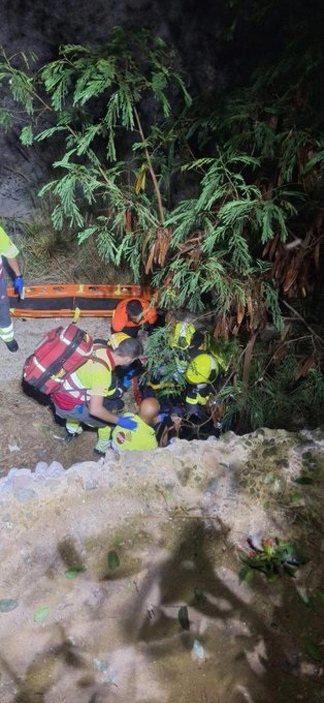 Herido grave un hombre al caer desde una altura de tres metros a una ...