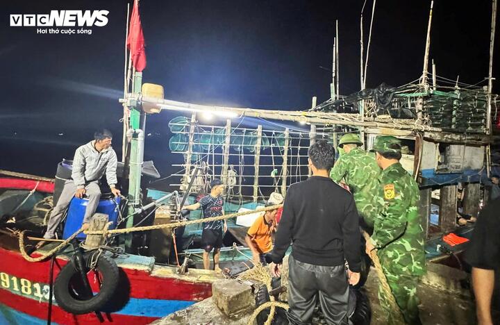 Tàu cá bị chìm ngoài khơi, 7 ngư dân may mắn sống sót