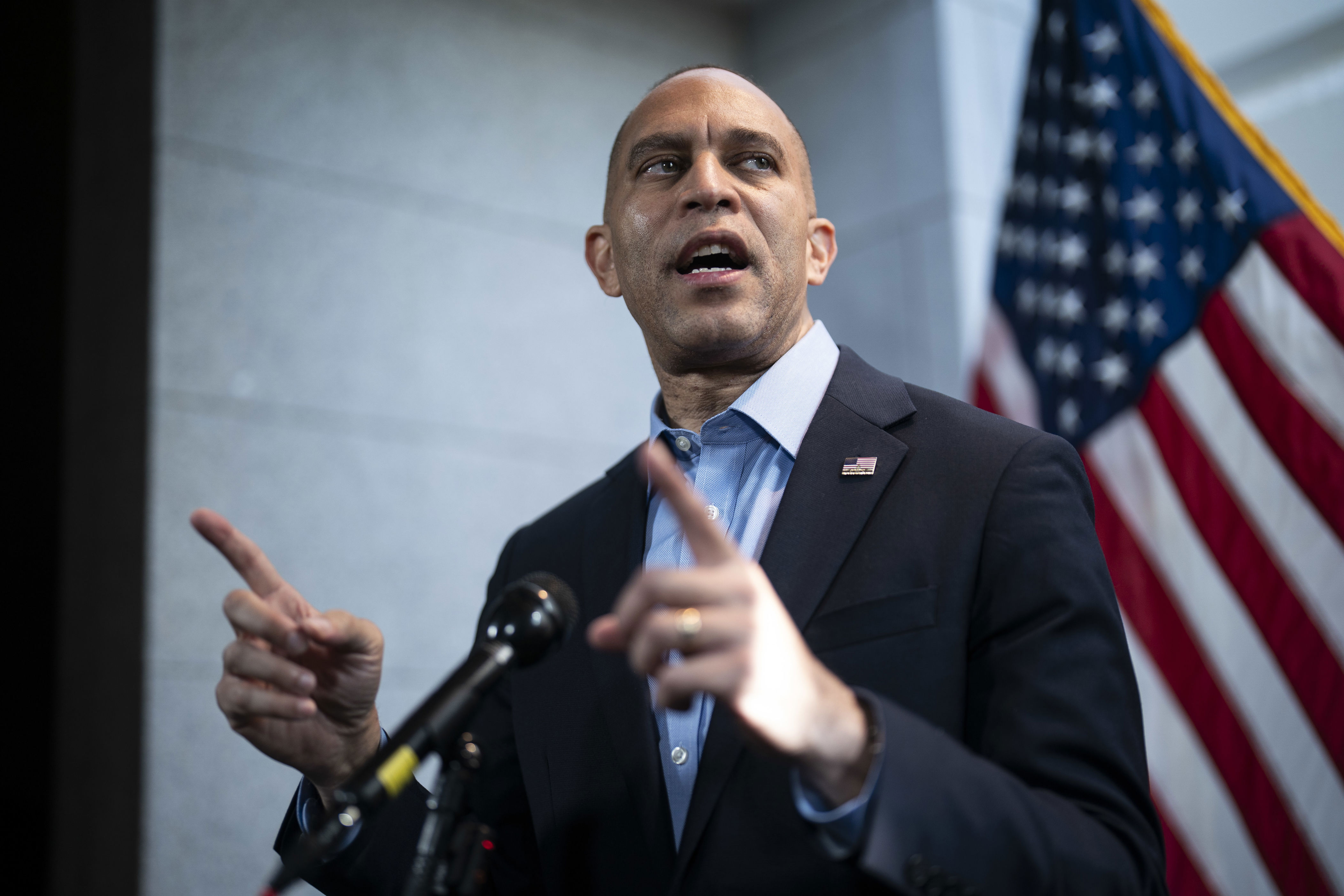 Las deserciones durante el cierre del gobierno provocan furia mientras los demócratas luchan por unirse contra Trump