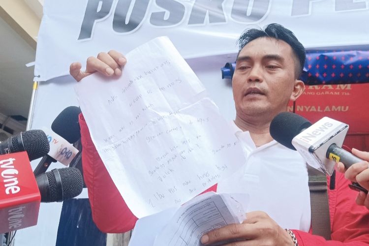 Andri (41) orangtua dari salah satu korban ledakan SMAN 72 Jakarta bernama LH, saat memberikan keterangan di RSIJ Cempaka Putih, Jakarta Pusat, Selasa (11/11/2025). LH menunjukkan tulisan tangan berisi curahan hati anaknya yang masih dirawat di RSIJ.