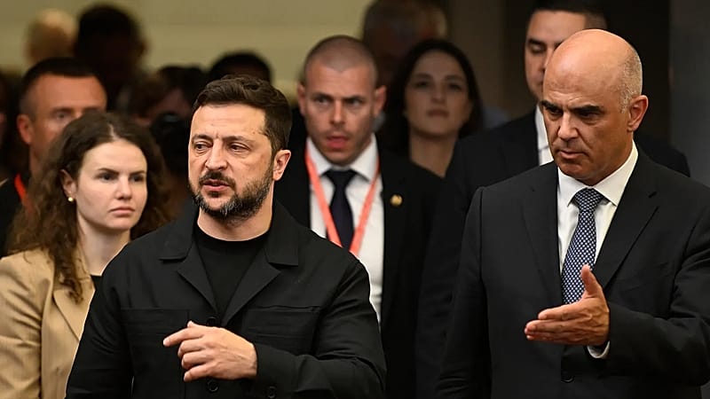Volodymyr Zelensky arrive pour une conférence de presse au Conseil de l'Europe après avoir signé les actes juridiques visant à créer le Tribunal spécial pour l'Ukraine.