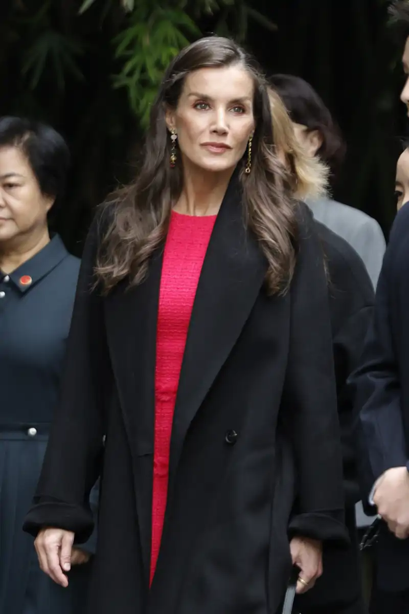 La Reina Letizia no se separa de su abrigo de paño negro, su gran aliado esta temporada. 