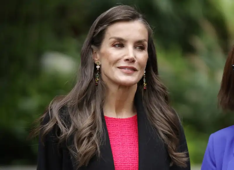 La Reina Letizia luce unos preciosos pendientes de la firma 'Dime que me quieres' en sus primeros acto en China en noviembre de 2025. 