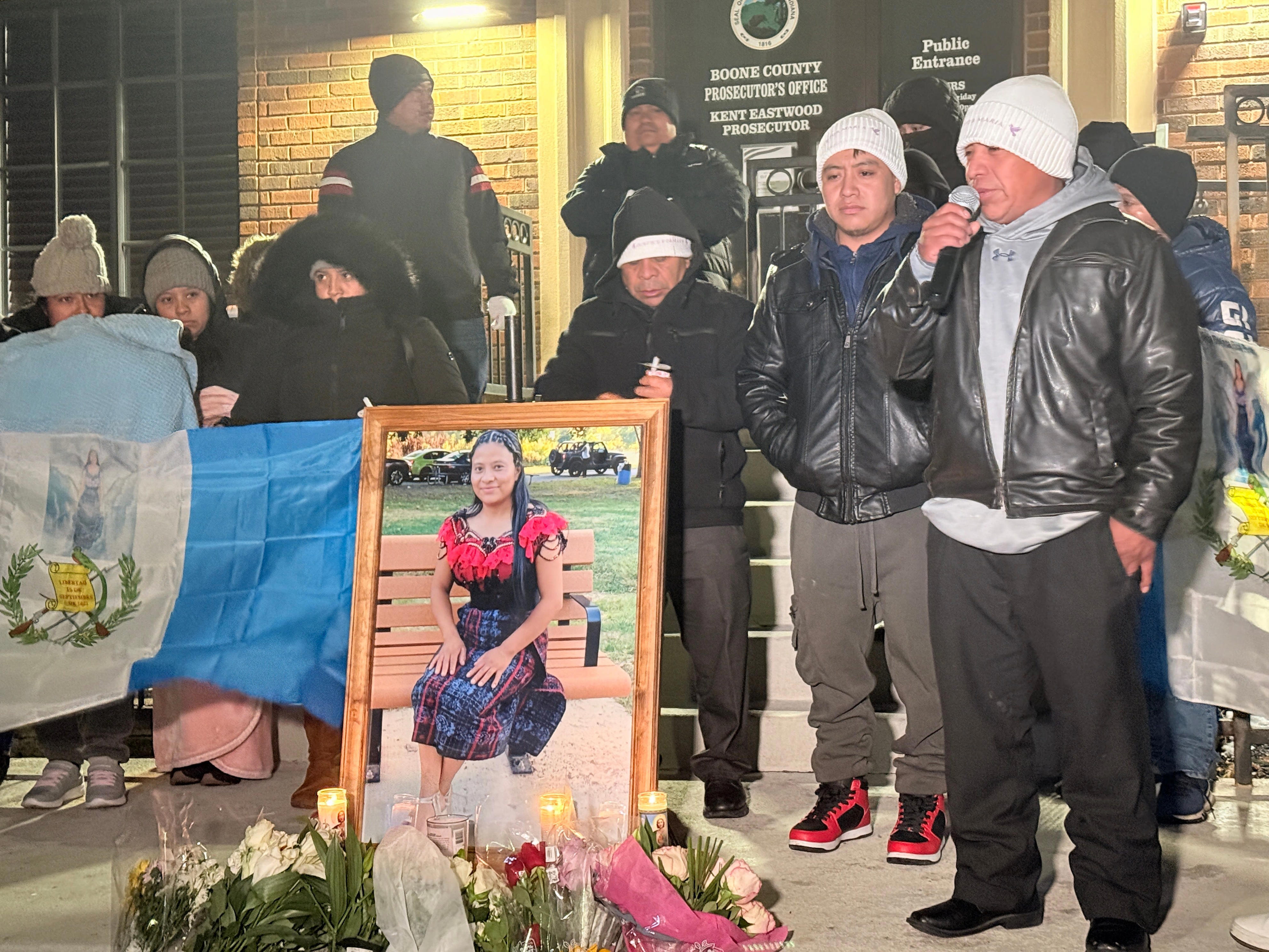 'Justicia por María' supporters and family hold candlelight vigil for ...